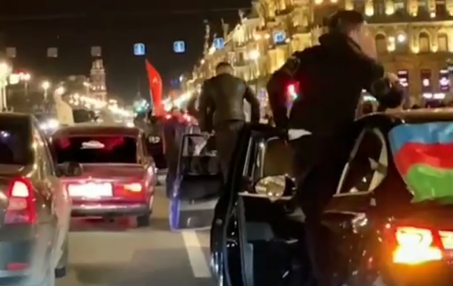 Русских убили, в Москве ликуют: Массовый восторг азербайджанцев на улицах наших городов Русских убили, в Москве ликуют: Массовый восторг азербайджанцев на улицах наших городов россия