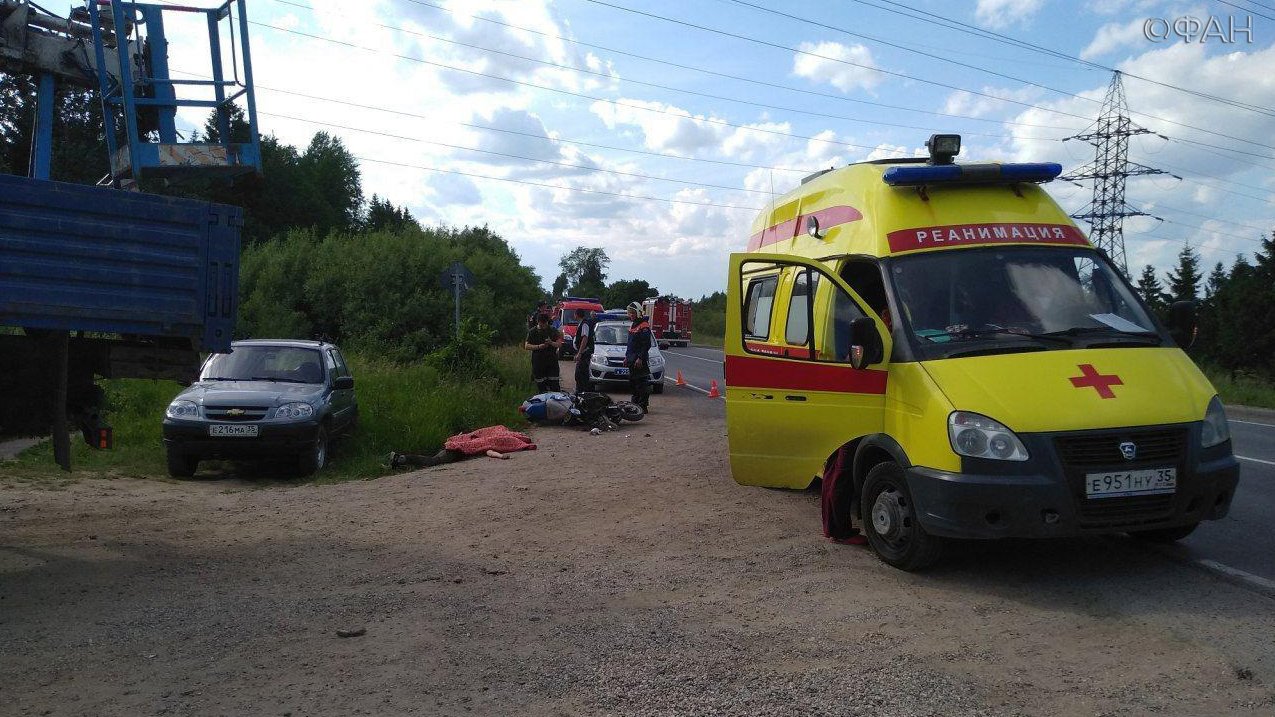 КамАЗ насмерть сбил подростков на скутере в Вологде