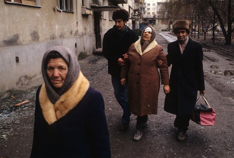 Грозный, раненая женщина, январь 1995 г. 90-е годы, 90-е годы. жизнь, СССР, жизнь в 90-е, ностальгия, старые снимки, фотографии россии, фоторепортаж