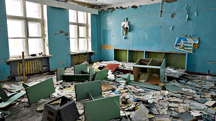 ИХ ЗАДАЧА – ВСЁ БЫСТРЕНЬКО ЗАКРАСИТЬ: В ШКОЛЕ-РУИНЕ ВЫСАДИЛСЯ ИНОСТРАННЫЙ ДЕСАНТ