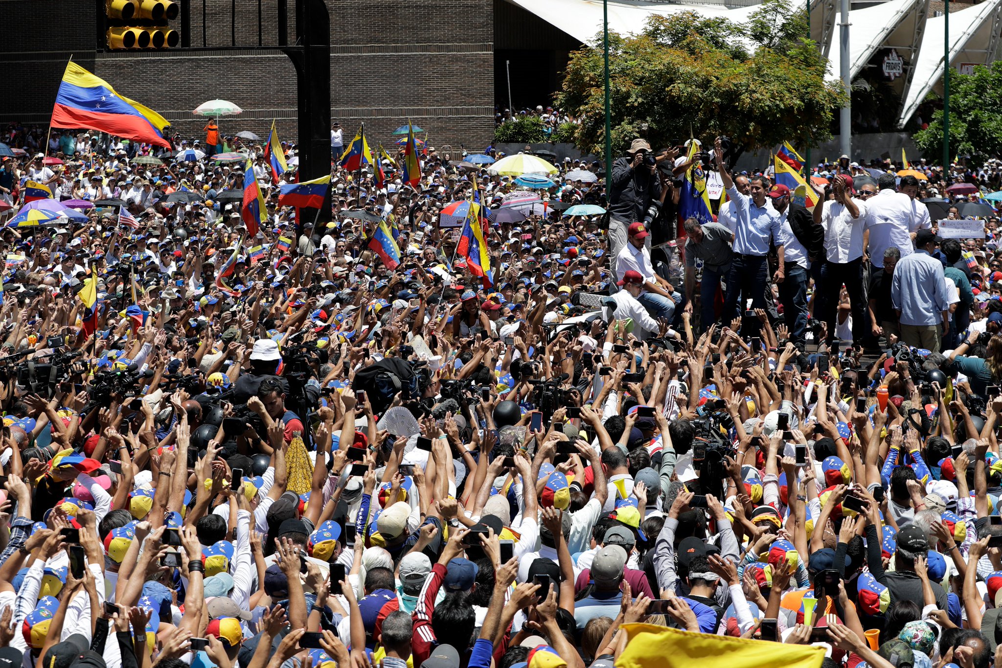 мужское имя и город в венесуэле 6. национальный состав венесуэлы. венесуэла диктатура. демократия в венесуэле. венесуэла атрибуты.