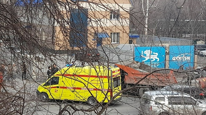Грузовик сбил опору линии электропередач и протаранил иномарку в Барнауле