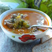 Томатный суп с курицей и горохом