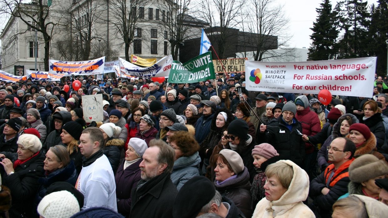 Латвия против россии. Митинги в Латвии. Рига 1991 Латвия протесты. Протесты русских в Латвии. Митинги в Прибалтике.