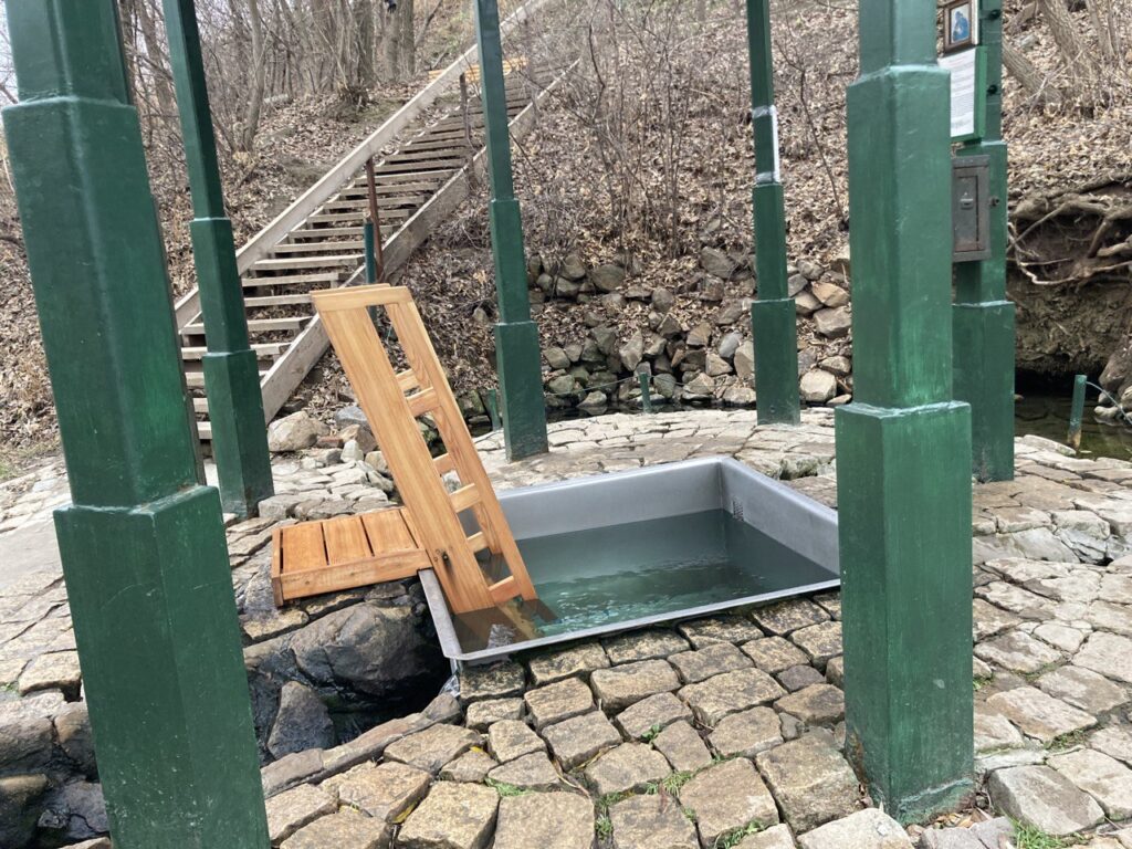 Источник в центре Волгограда РГО внесло в путеводитель по святым местам России