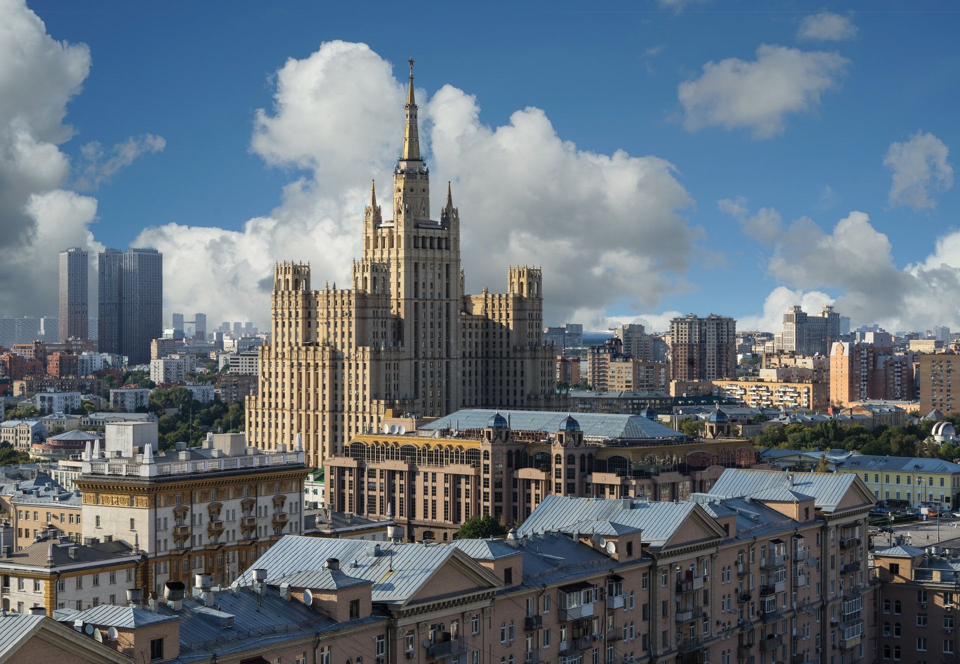 Сильный ветер и град обрушатся на Москву 7 августа Общество