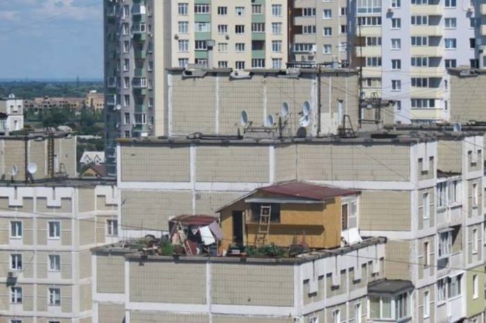 Киевлянин построил на крыше многоэтажки себе дачу с огородиком, а через 10 лет ему выписали штраф