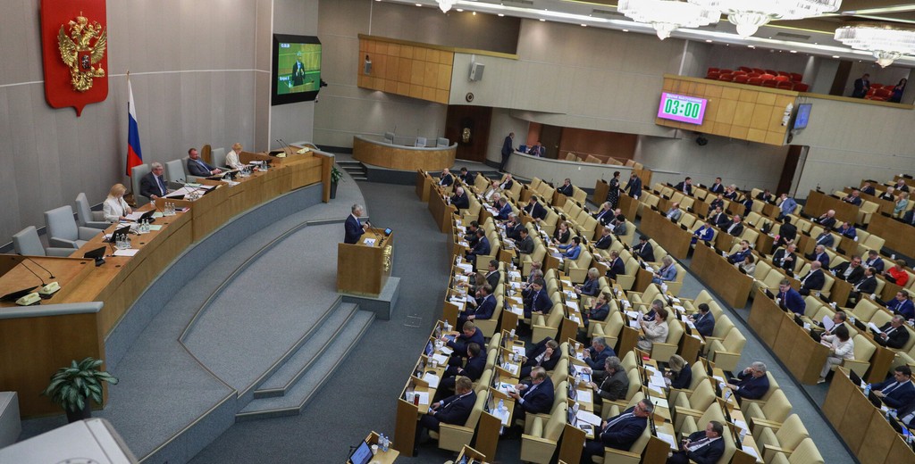 «Убрать разрыв в доходах»: депутаты предложили понизить зарплаты чиновникам