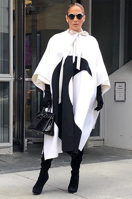 Пышное розовое платье и еще четыре образа: Дженнифер Лопес продолжает модные эксперименты Пышное розовое платье и еще четыре образа: Дженнифер Лопес продолжает модные эксперименты звездный стиль