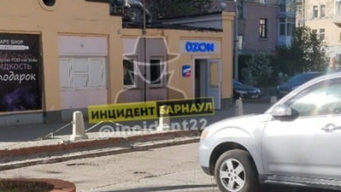 Соцсети: в Барнауле у пункта выдачи заказов Ozon вскрыли дверь и разбили стекло