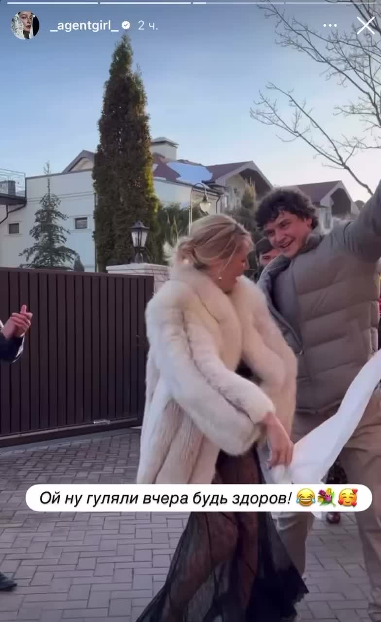 Настя Ивлеева танцует