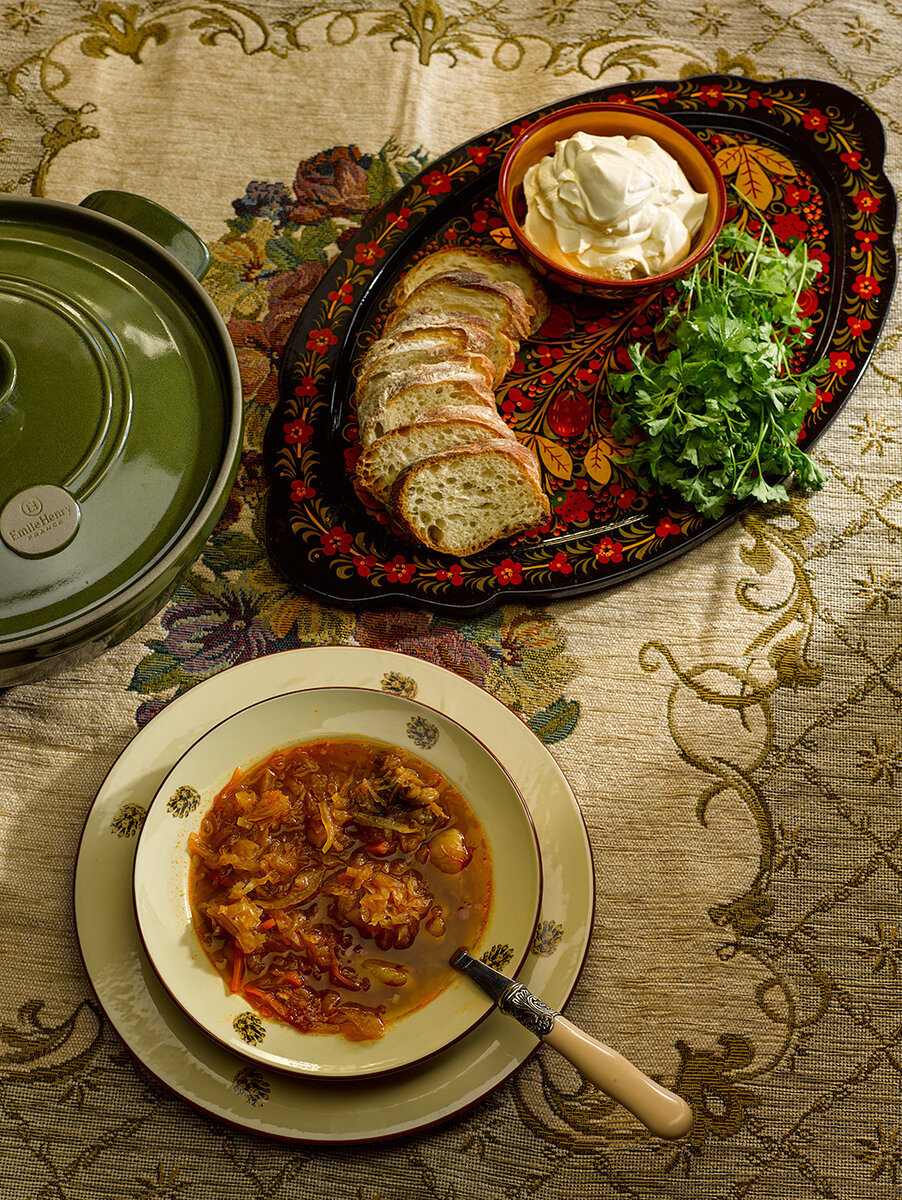 Щи суточные. В главных ролях: печь и чугунок чтобы, можно, очень, перец, достаточно, аромат, капуста, сметана, бульон, несколько, будет, пасты, температуре, обязательно, готовить, сутки, капусты, картофель, самое, часов