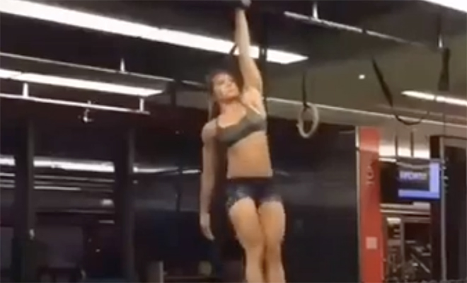 Девушка показала как качает пресс на турнике: простое с виду упражнение повторить почти невозможно Девушка показала как качает пресс на турнике: простое с виду упражнение повторить почти невозможно Культура