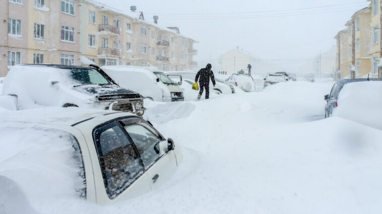 Снежная буря обрушилась на Сахалин
