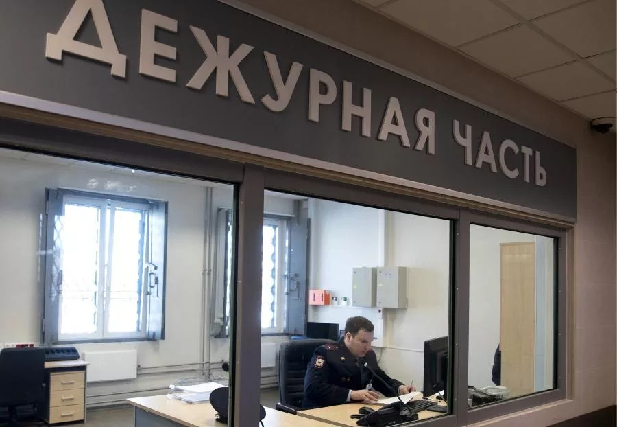 Житель Красноярска солгал о минировании больницы и несуществующего магазина, чтобы поспать в отделении полиции