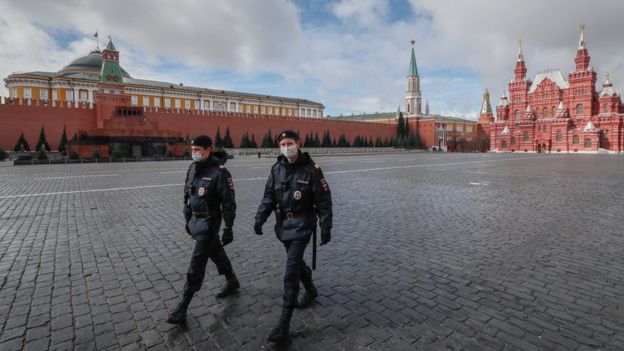 В Москве действует жесткий режим самоизоляции, а многие учреждения закрыты