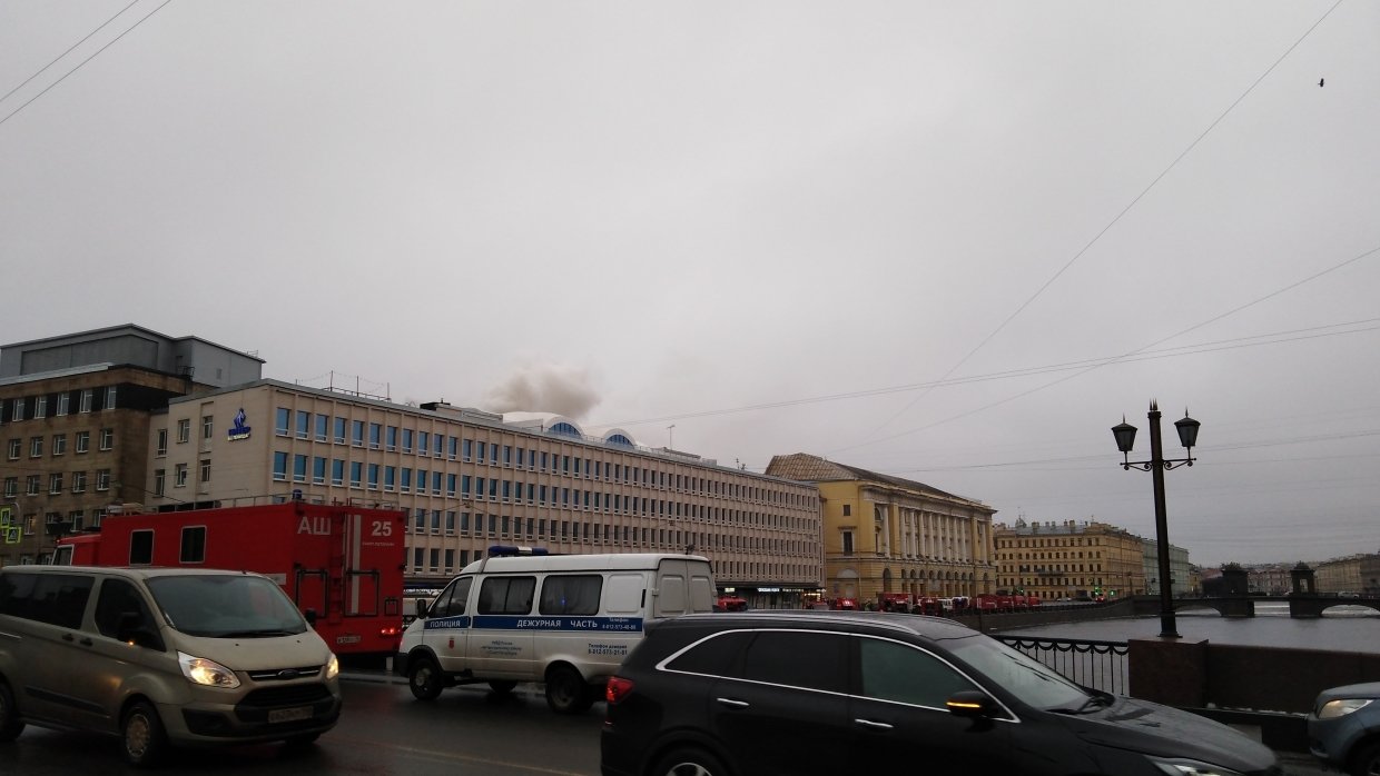 Появились фото и видео с места пожара в БЦ «Лениздат» в Петербурге