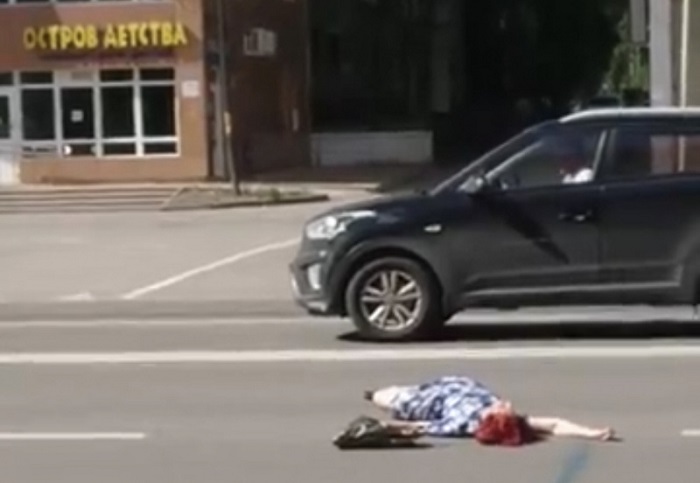 В Липецке ищут странную девушку, которая лежала на дороге и кричала