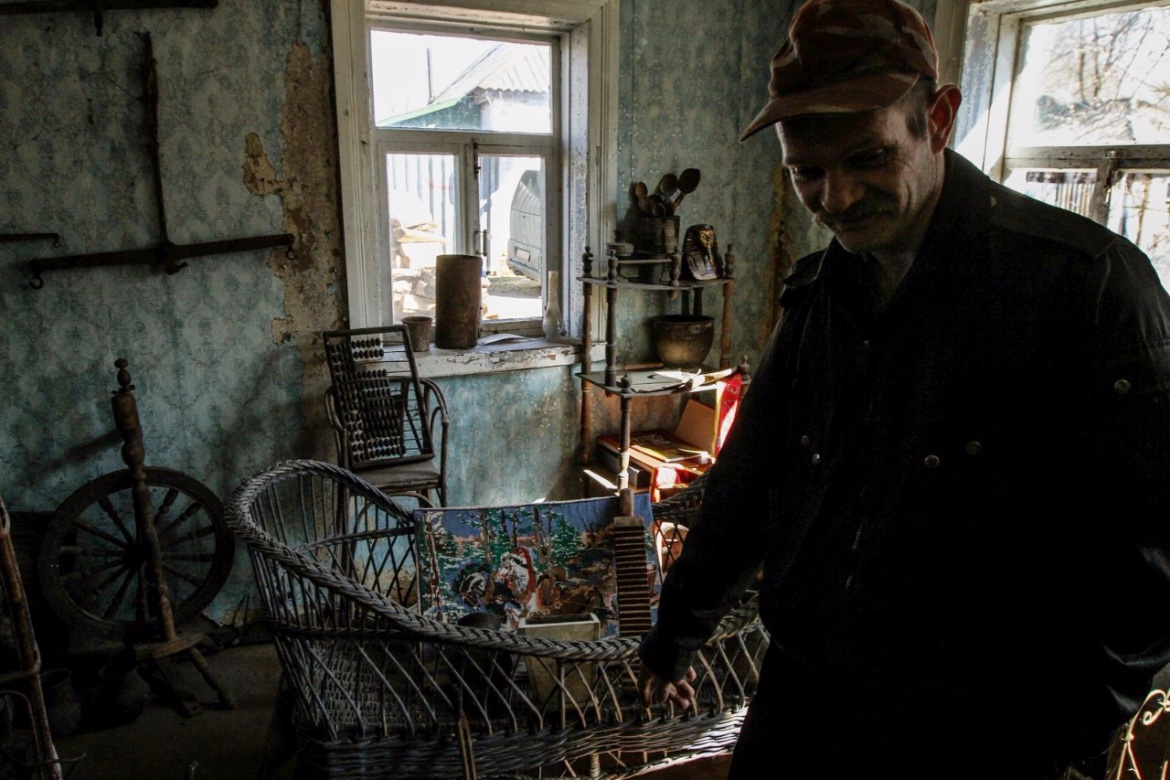 Жизнь в зоне особенности. Люди живущие в зоне отчуждения Чернобыля. Город Чернобыль сейчас живут в нем люди. Самоселы в Припяти. Чернобыль сегодня живут ли там люди фото.