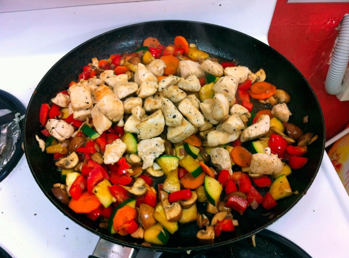 Нельзя жарить на сковороде много овощей за раз. / Фото: povar.ru