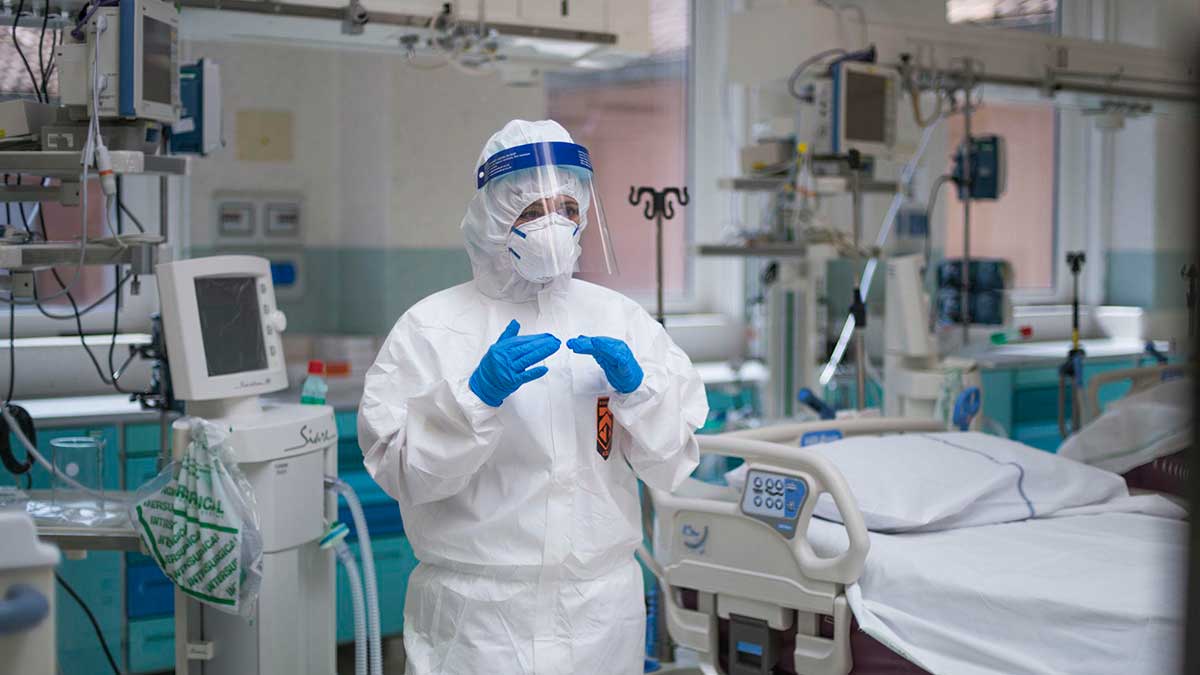 Суточный рекорд по приросту смертей от коронавируса зафиксировали в Петербурге