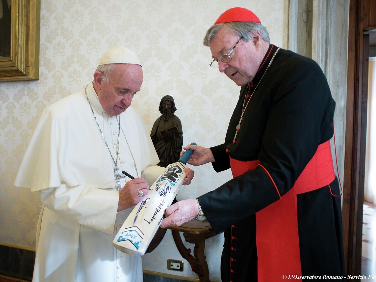    Папа Франциск и кардинал Джордж Пелл в Ватикане© AP Photo / L'Osservatore Romano