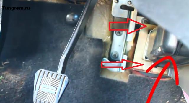 Крепление радиатора печки в салоне Лады Калины
