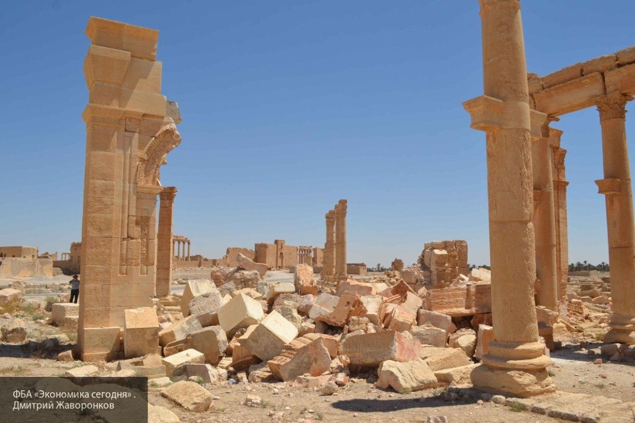 Разрушили древний город. Триумфальная арка Сирия Пальмира. Пальмира разрушена в Сирии город. Древние памятники в Сирии статуи Пальмира. Сирия арка Пальмиры.