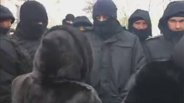 Видео: радикалы поглумились над пожилой россиянкой, попытавшейся проголосовать в Киеве