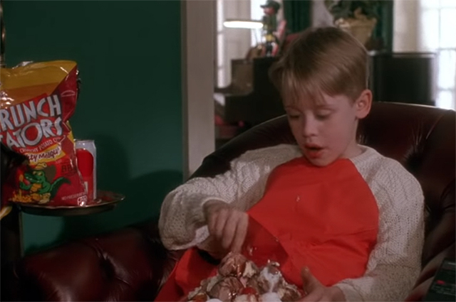 Маколей Калкин повторил культовые сцены из фильма 