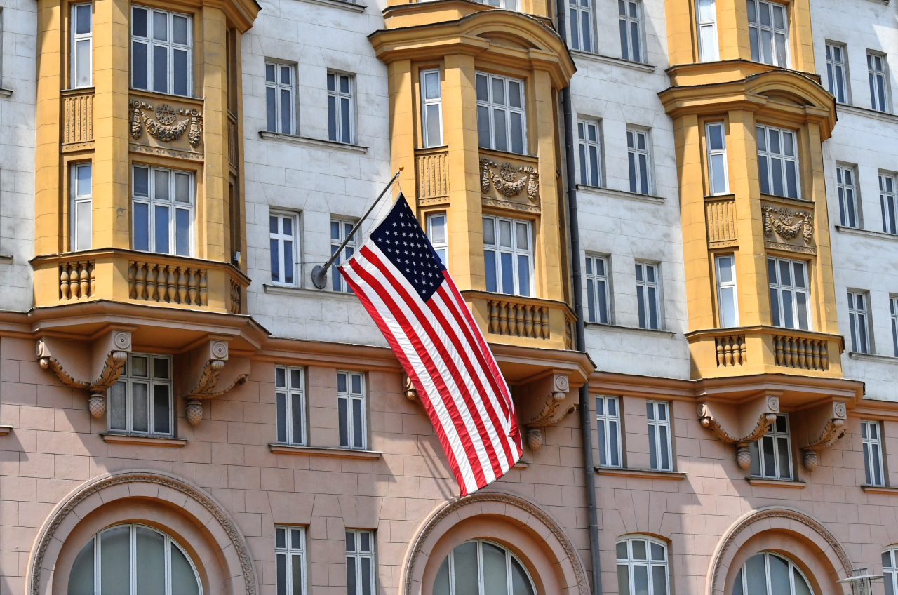 Посольство США в Киеве предложило американцам покинуть Украину
