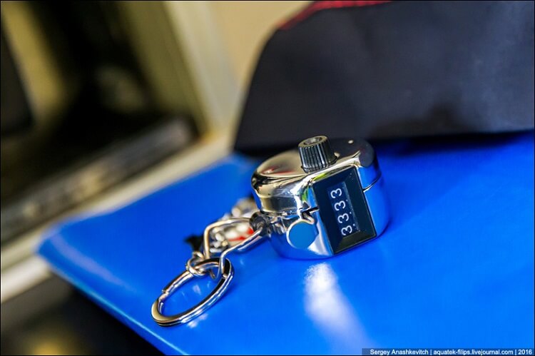 О правиле стюардесс, держать руки за спиной авиатур,поездка