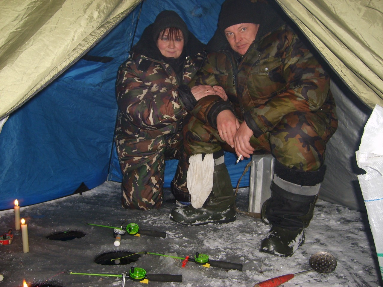 Ловля в палатке. Ночная зимняя рыбалка. Рыбалка вполатке зимой. Палатка для рыбалки. Зимняя рыбалка в палатке с ночевкой.