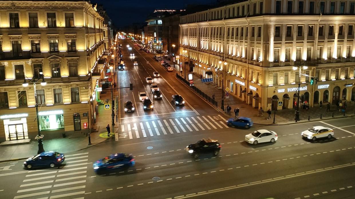Водитель Volkswagen Polo устроил смертельное ДТП на скользкой дороге в центре Петербурга