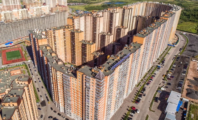 Размером с город: 35 подъездов и 3708 квартир. Как устроена жизнь в самом большом жилом доме России