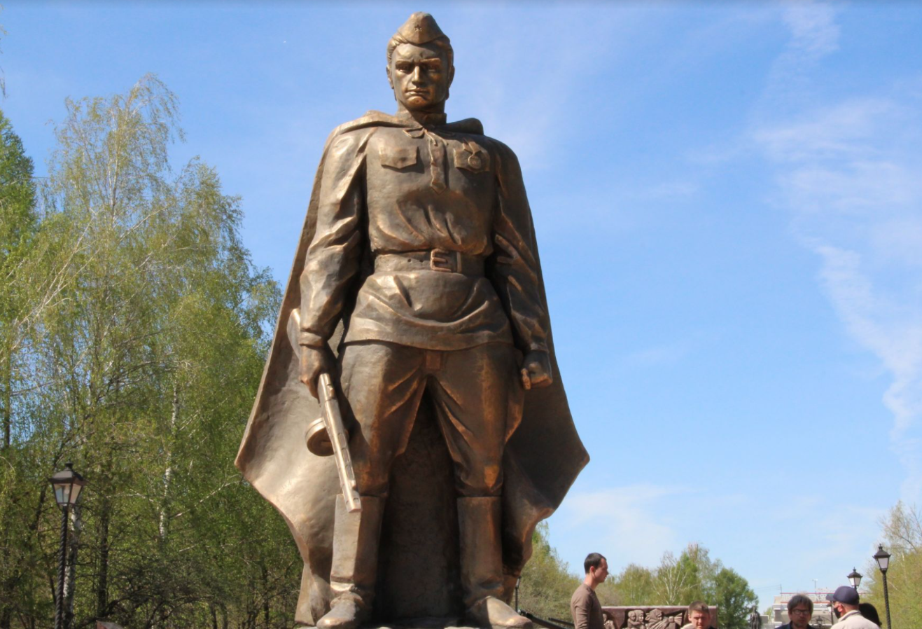 Памятник Воину-освободителю из огнеупорного материала сгорел в Татарстане