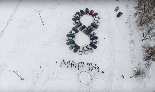 В Волжском мужчины поздравили женщин огромной цифрой 8 из машин