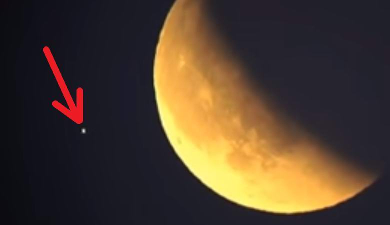 Мигающий НЛО пролетел на фоне красной Луны