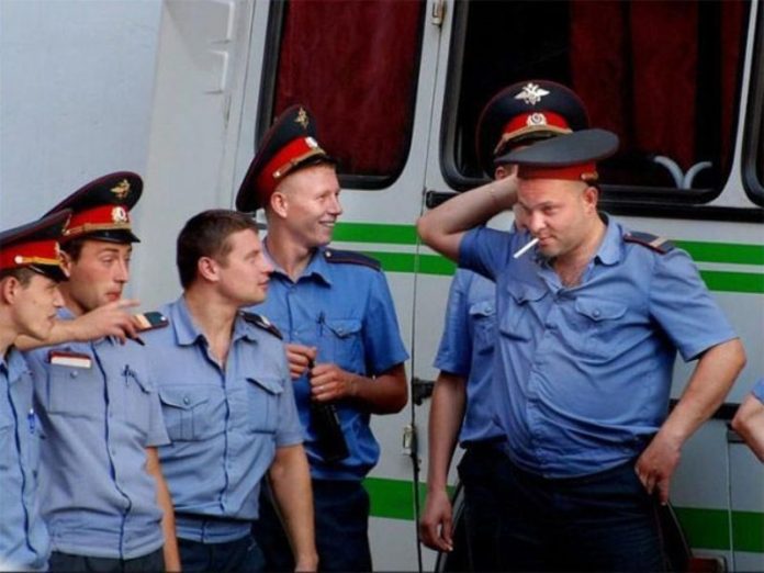 Поначалу мужик испугался, но потом оказалось зря…