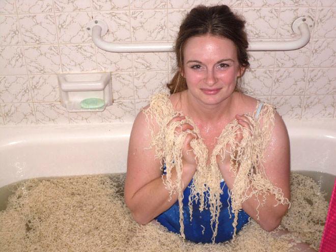 Какого черта тут происходит: необъяснимые фотографии россиянок с сайтов знакомств