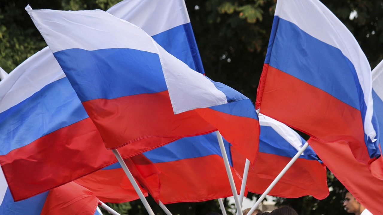 Российский флаг появился в городе Днепрорудное в Запорожской области
