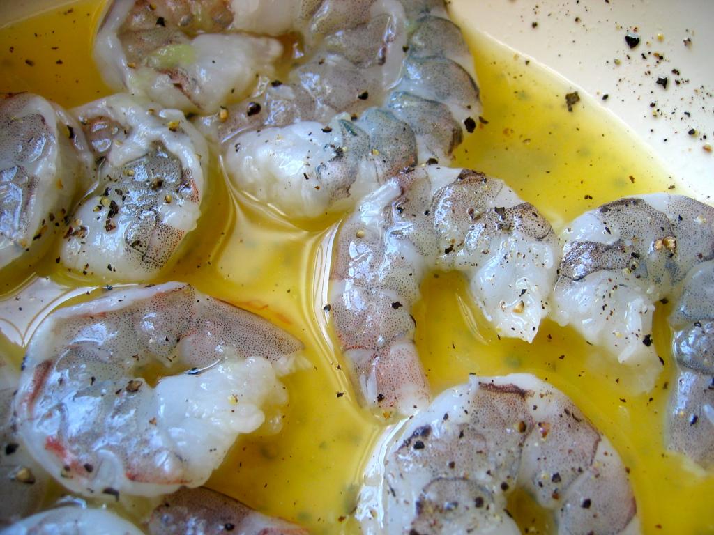 Салат с маринованными креветками: ингредиенты и рецепт приготовления