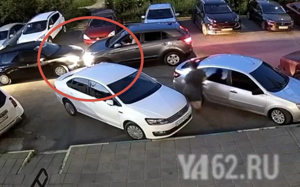 Пьяный водитель протаранил припаркованную машину во дворе в Рязани