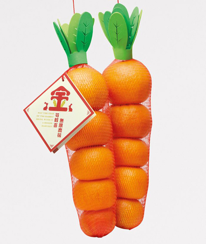 Сумка для цитрусовых/Упакованные таким образом мандарины и апельсины, традиционные фрукты Китайского Нового года, напоминают морковь, которая в свою очередь символизирует урожайность года. Alpha245, Малайзия.