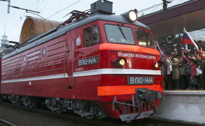 На фото: поезд "Таврия" во время прибытия из Москвы на железнодорожный вокзал Симферополя
