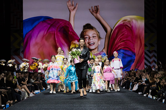 Алсу, Татьяна Михалкова и Дарья Коновалова на показе Валентина и Галины Юдашкиных Алсу, Татьяна Михалкова и Дарья Коновалова на показе Валентина и Галины Юдашкиных Светская жизнь