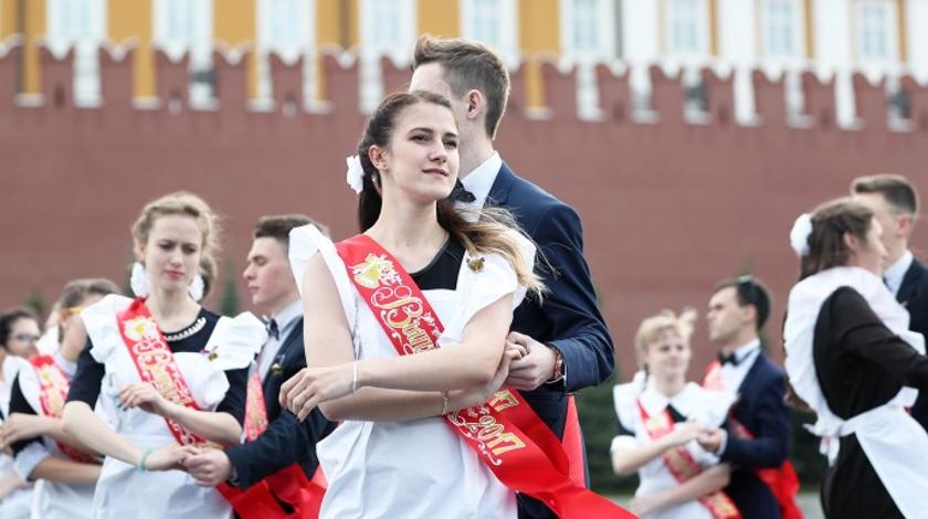 кфу казань выпускники 2022. выпускницы 11 класса. выпускники прощаются со школой. выпускной в школе. последний звонок для девятиклассников.