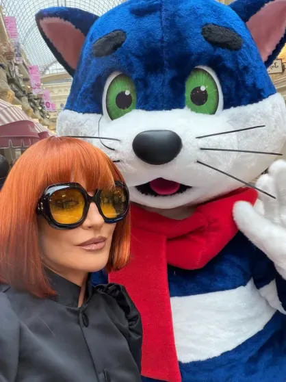 Виктория Шелягова (в образе мамы Дяди Фёдора), Яна Рудковская, Екатерина Солоцинская и Юлия Барановская посетили открытие кафе 