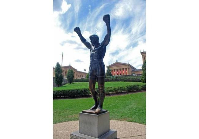 Шварценеггер, Расторгуев и еще 8 знаменитостей, которым поставили памятники при жизни. знаменитости,памятники,шоу-бизнес