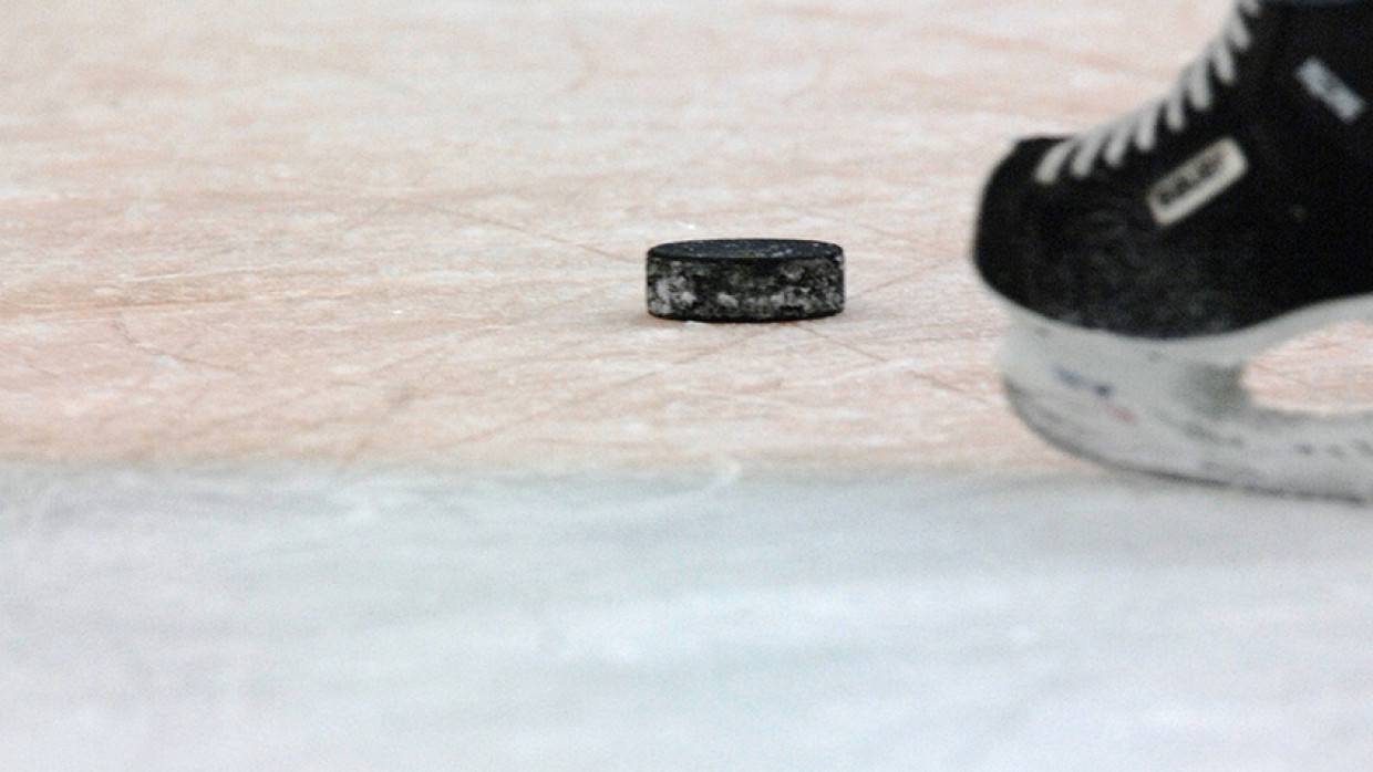 Российские хоккеисты не пожали руку стоявшему в шлеме во время гимна капитану Канады